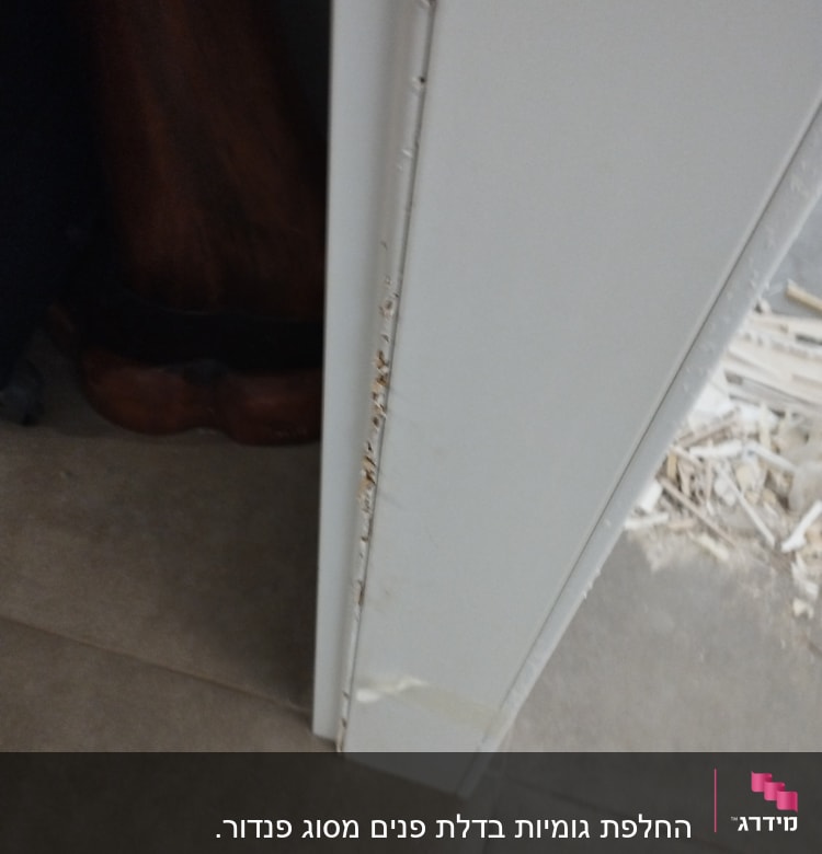 דלת לבנה עם סימני נזק ושריטות